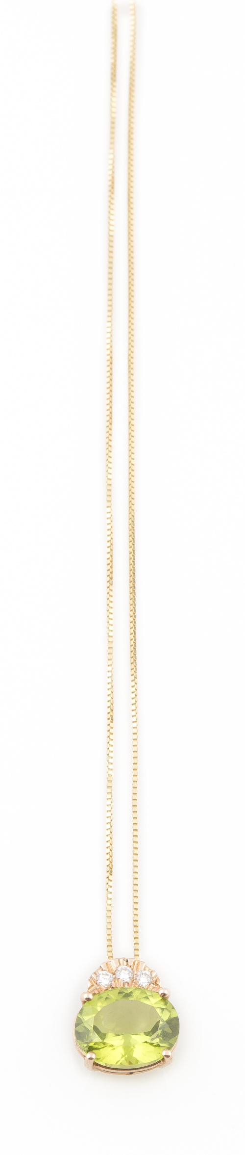 Colgante con peridoto de talla oval y 2,91 ct encabezado po