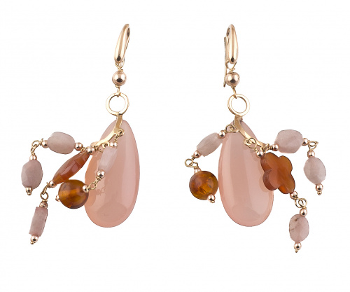 Pendientes largos de la que penden una calcedonia rosa en f