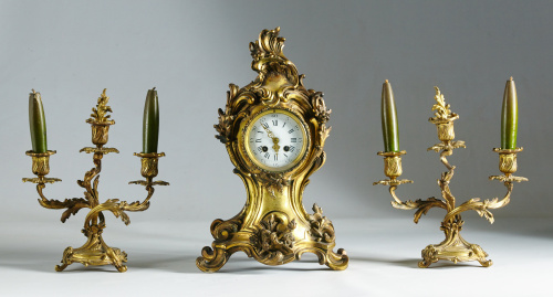 Reloj estilo Luis XV con guarnición, en bronce dorado.Fran