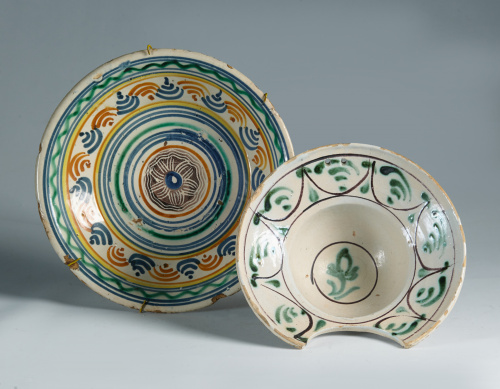 Plato acuencado de cerámica esmaltada con decoración de cír