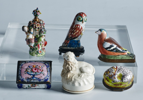 “Búho” de porcelana esmaltada, Inglaterra, ff. del S. XVIII.