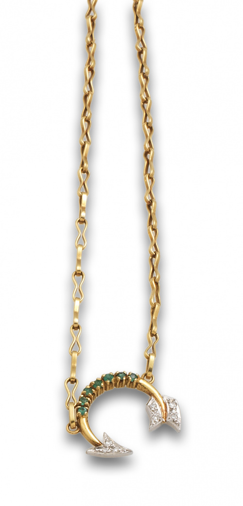 Cadena con centro de flecha curva de esmeraldas; con punta 