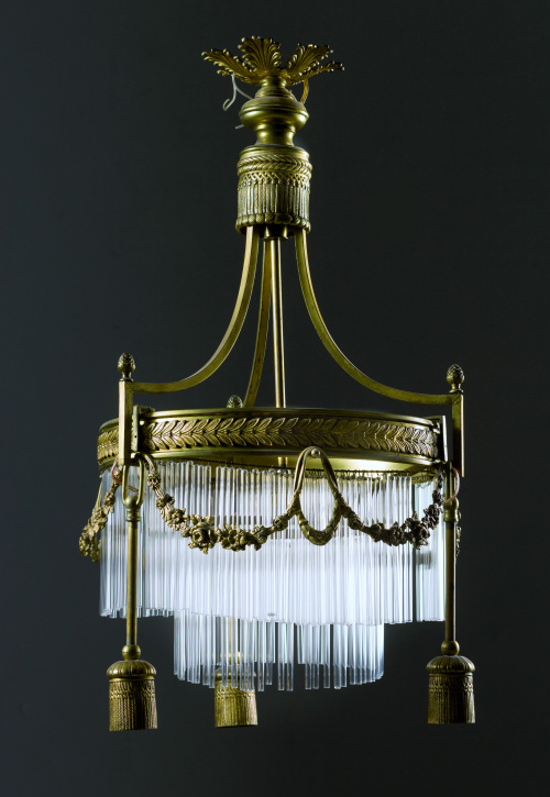 Lámpara de estilo Luis XVI de metal dorado y cristal, pp. d
