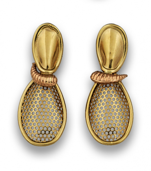 Pendientes largos con pieza articulada a modo de raqueta en