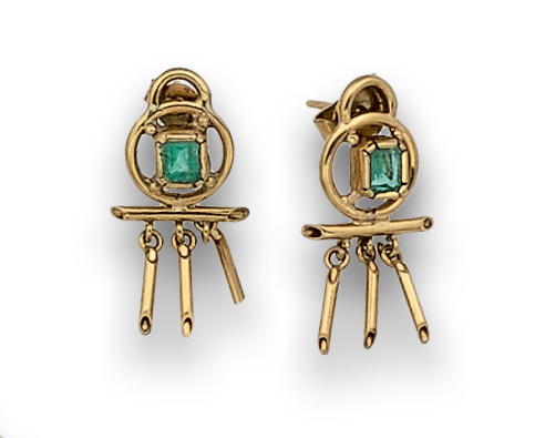 Pendientes con esmeraldas en aro del que penden barritas, e