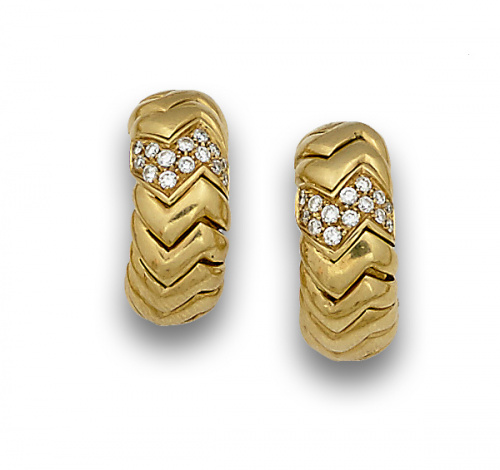 Pendientes aro gallonados  con banda zig-zag  de brillantes