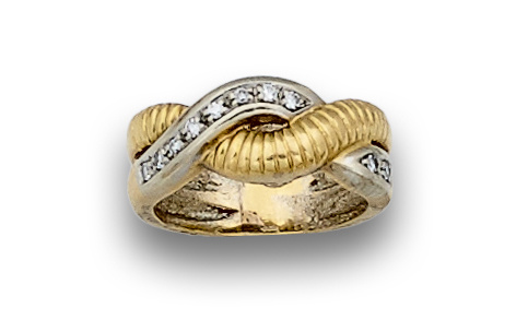 Anillo con línea de brillantes y oro gallonado entrelazadas.