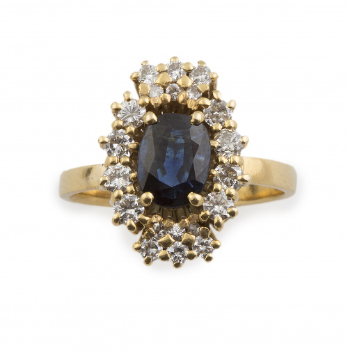 Sortija con zafiro oval de 1,5 ct aprox y orla de brillante
