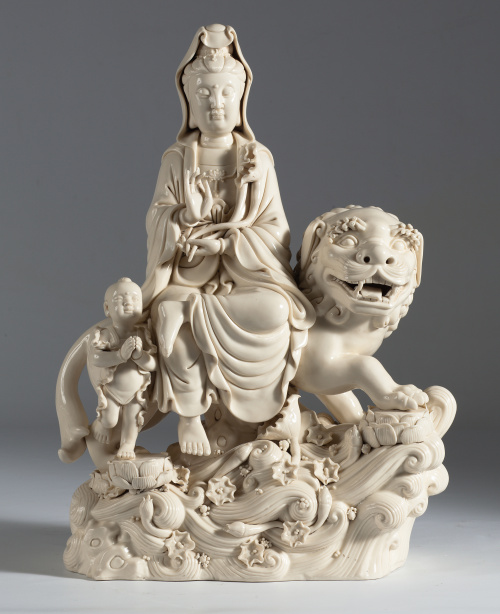 Guanyin y niño montados en un león en porcelana “Blanc de C