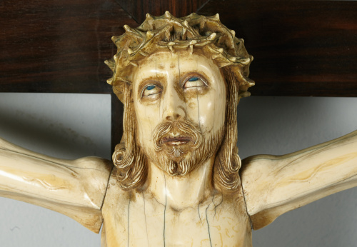 “Cristo expirante” en marfil tallado y policromado.Trabajo