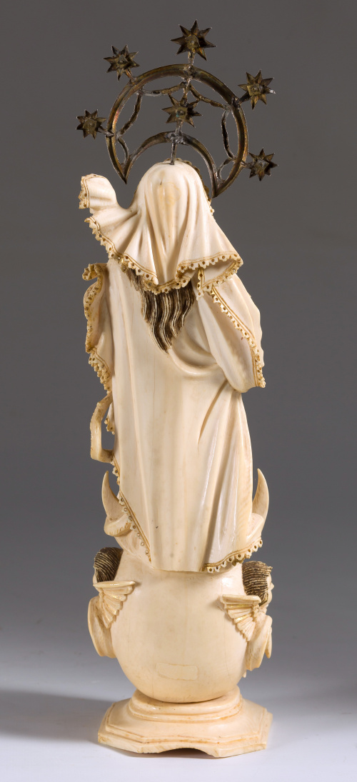 Inmaculada de marfil tallado y dorado.Trabajo Hispano fili