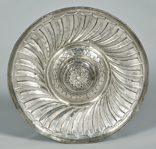Plato de plata en su color repujado y grabado, de la serie 