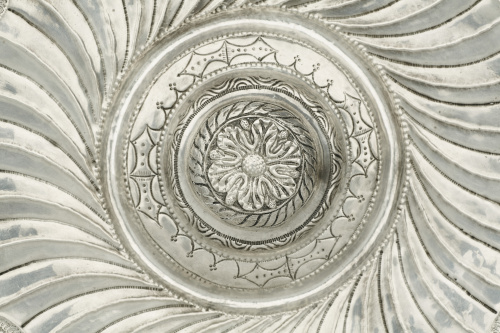 Plato de plata en su color repujado y grabado, de la serie 