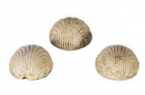 Conjunto de tres esferas excavadas en marfil tallado y poli