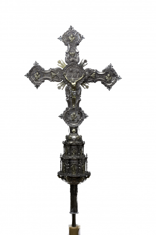 Cruz procesional de plata con alma de madera. Con marcas. R