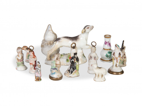 Juego de catorce figuras de porcelana esmaltada, S. XVIII -