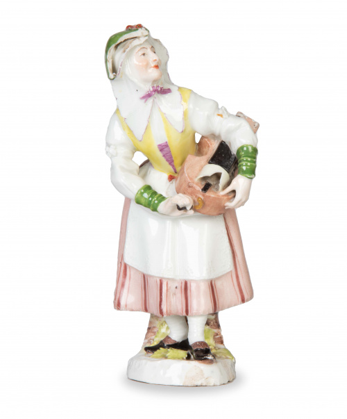 Anciana con instrumento.Figura de porcelana esmaltada. co
