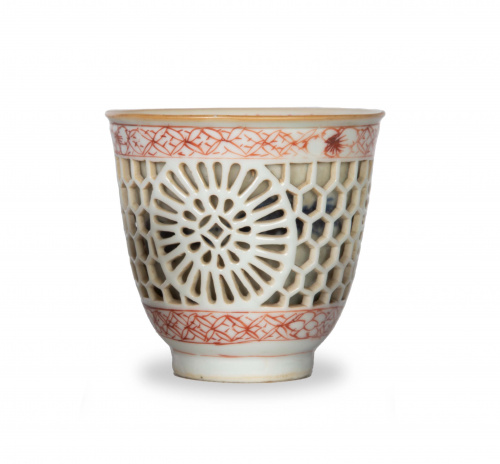 Jícara de porcelana esmaltada y calada.China, ff. del S. 