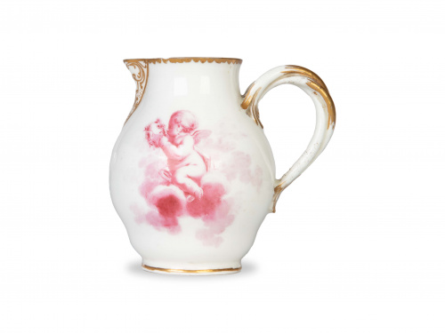 Jarro de porcelana esmaltada y dorada con amorcillos y asas