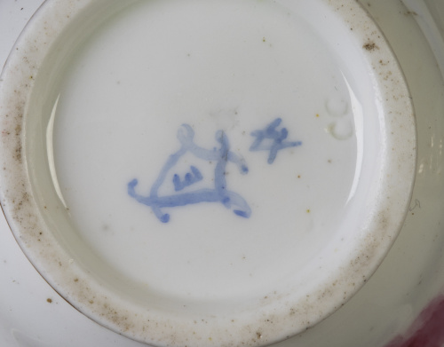 Jarro de porcelana esmaltada y dorada con amorcillos y asas