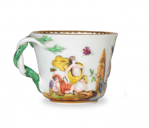 Taza de porcelana esmaltada y dorada con asas entrelazadas.