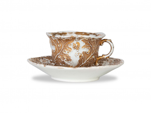 Taza de porcelana esmaltada y dorada. Marcada en azul cobal