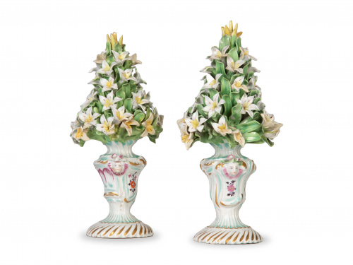 Pareja de floreros de porcelana esmaltada y dorada.Aleman