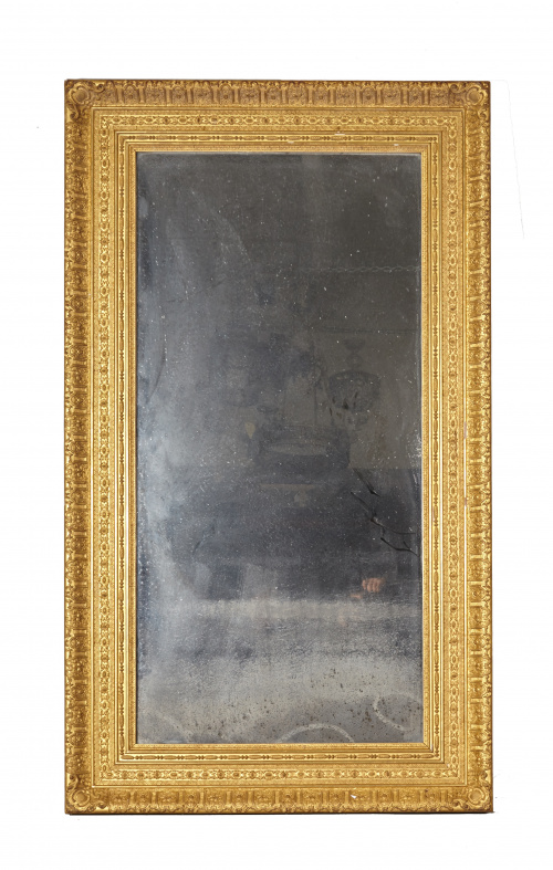 Espejo rectangular de madera estucada y dorada.Trabajo  fr