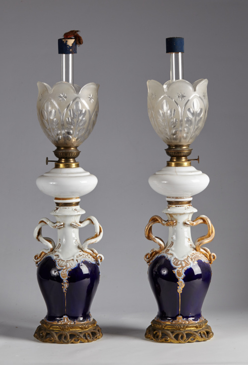 Pareja de quinqués de porcelana, esmaltados en azul y dorad
