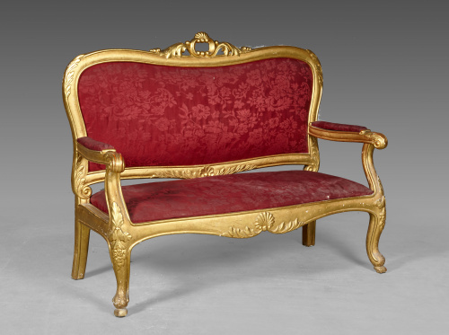 Sofá Carlos III de madera tallada y dorada.Trabajo español