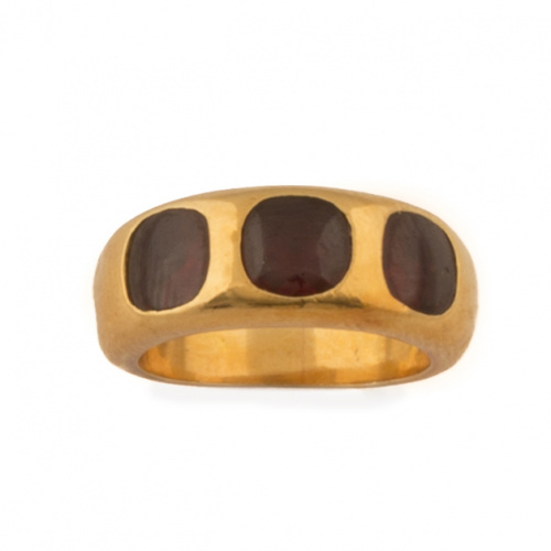 Sortija con tres cabuchones cuadrangulares de granates en m