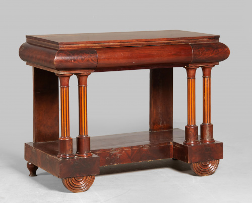 Consola fernandina de madera de nogal.Trabajo español, pri