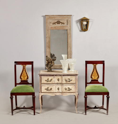 Cómoda pintada en beige de estilo Luis XV.Francia S. XX.