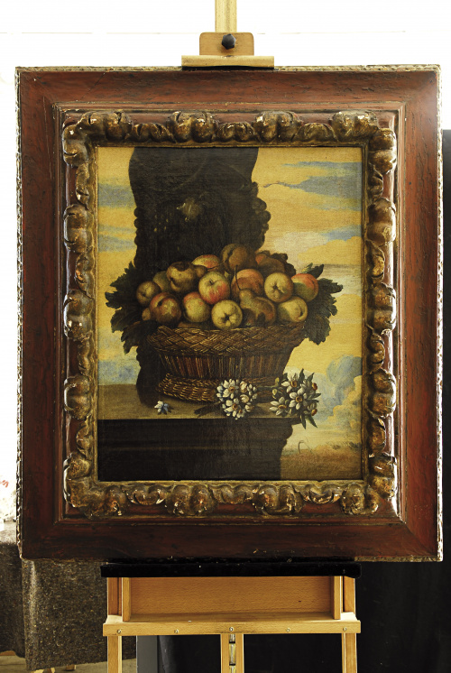 ESCUELA ITALIANA, SIGLO XVIICesta de manzanas encima de un