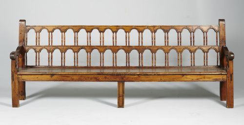Banco en madera de pino, con respaldo de doble fila de bala