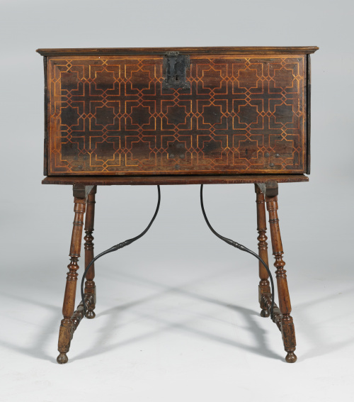 Escritorio plateresco de doble tapa en madera de nogal, dec