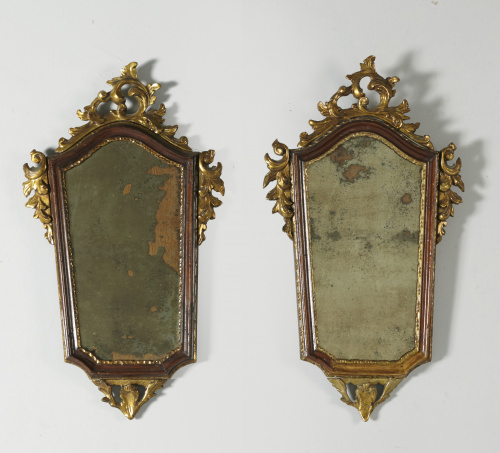 Pareja de cornucopias en madera de caoba, con decoración en