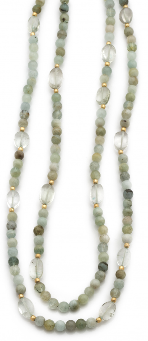 Collar largo de cuentas de aguamarinas y amatistas verdes .