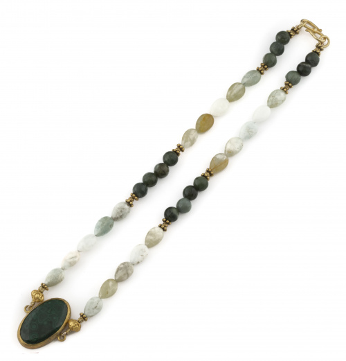 Conjunto de collar y pendientes; el collar con cuentas de j