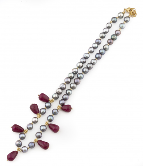 Conjunto de collar y pendientes de perlas grises combinadas