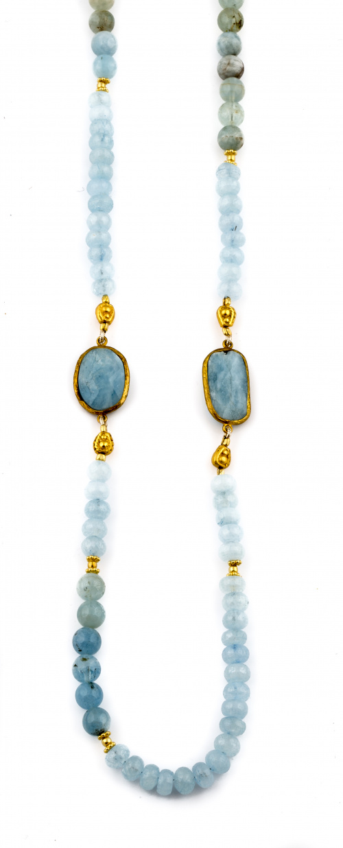 Collar largo de aguamarinas con cuentas esféricas y ovales 