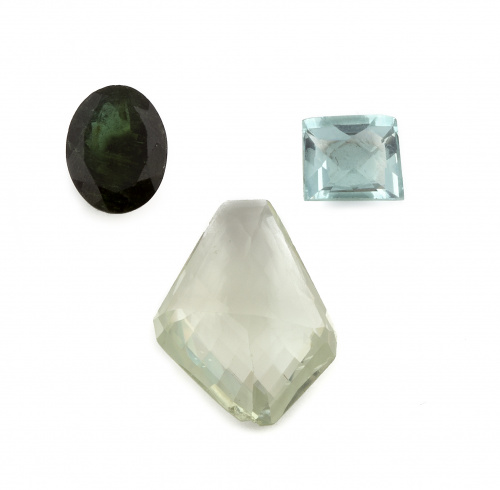  Lote compuestos por una amatista verde de talla briolette,