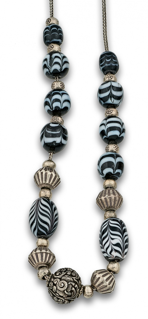 Gargantilla de cristal de murano blanco y negro con entrepi