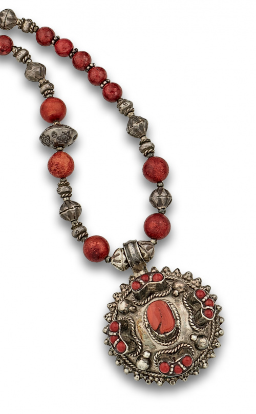 Collar largo de coral manzana y cuentas de plata con medall