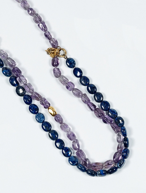 Collar con dos hilos de amatista uno de lapislázuli y cierr