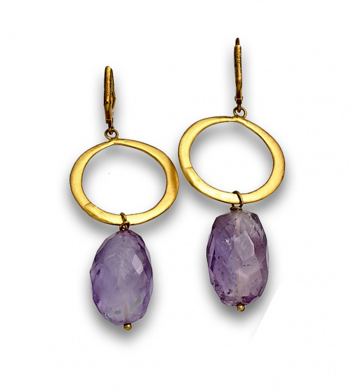 Pendientes largos con amatista facetada que pende de plata 