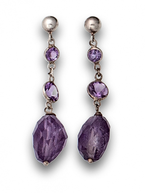 Pendientes largos con amatistas facetadas y plata .