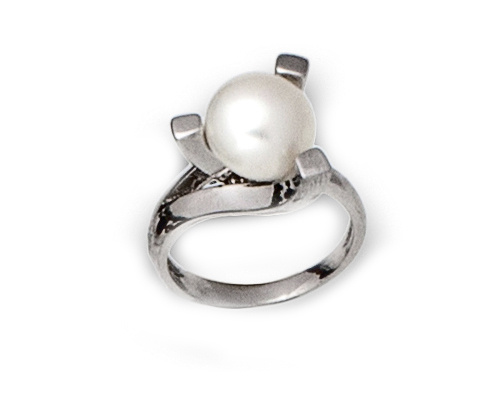 Sortija con perla cultivada en montura con tres garras en p
