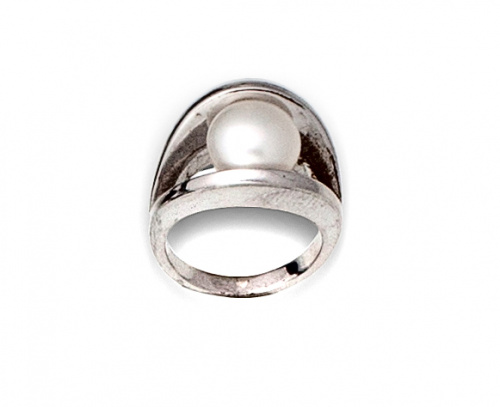 Sortija con perla cultivada entre dos aros en montura de pl