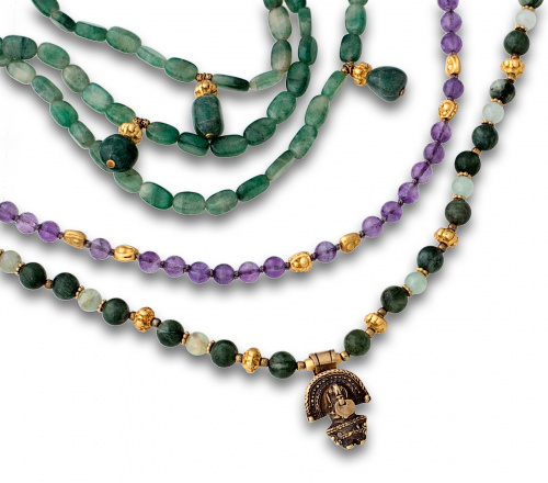 Collar con cuentas de jade verde y aguamarina con figura ce